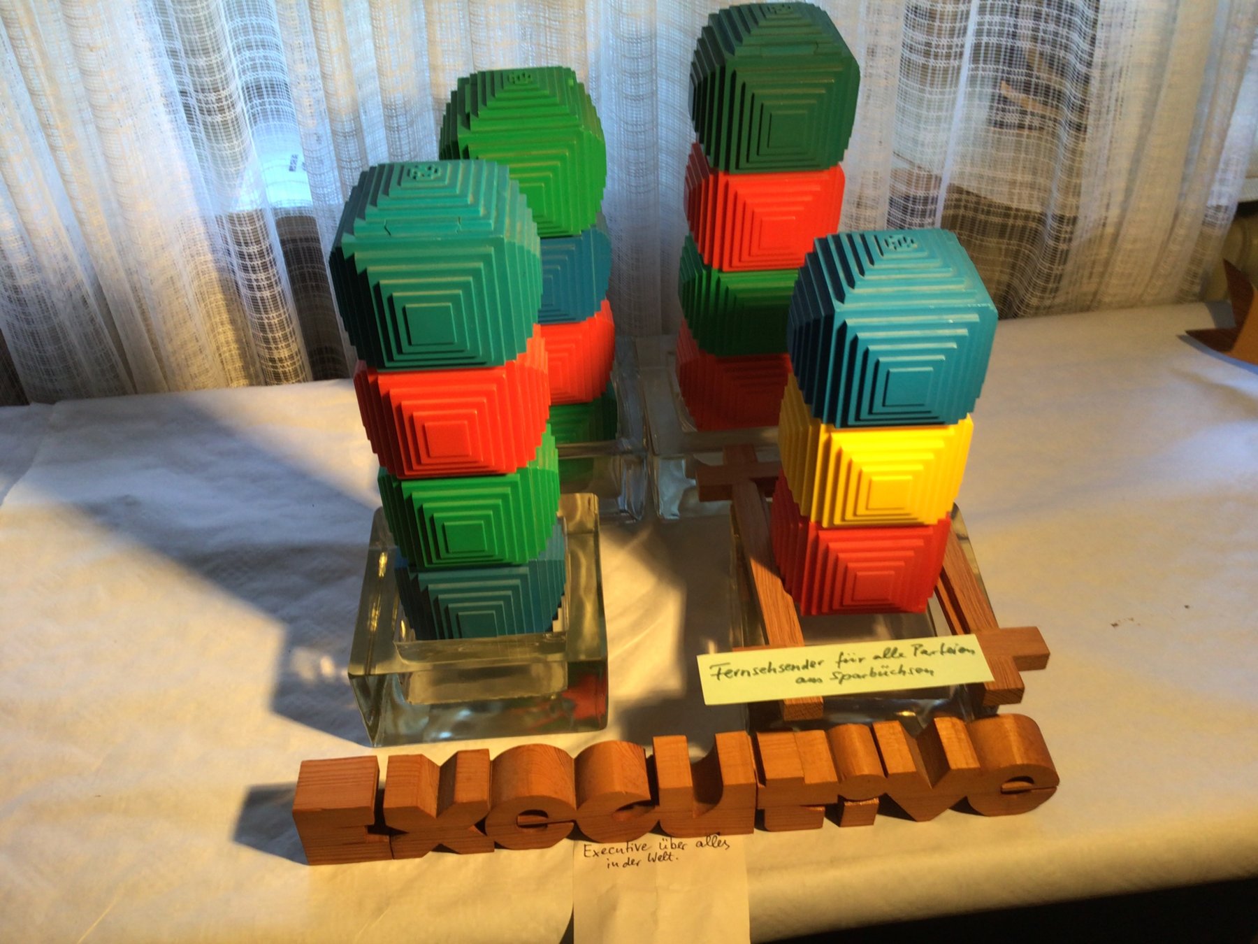 Executive über alles in der Welt
Fernsehsender für alle Parteien aus
Sparbüchsen