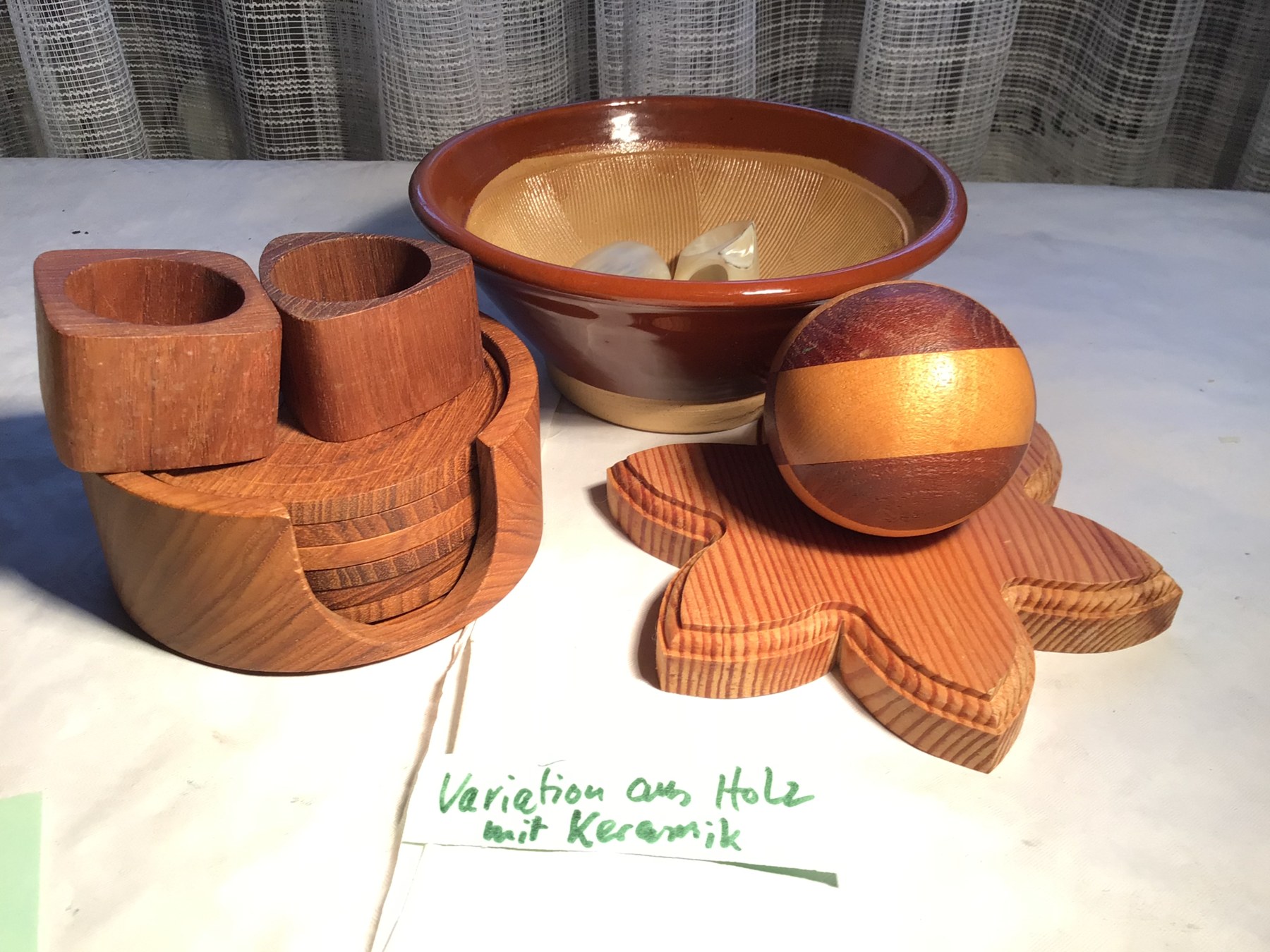 Variation aus Holz mit Keramik